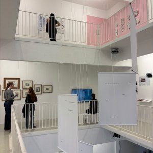 Besuch im Antre Peaux, einem kulturellen Zentrum in Bourges, in dem sich Künstler:innen und Gruppen für verschiedene Projekte (Musik, Tanz, Kunst) treffen können.
