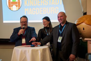 Christian Scharf (Leiter EJBM), Projektleiterin Antonia Pilz und Dr. Ingo Gottschalk (Stadt Magdeburg) eröffnen offiziell das Kinderstadt-Jahr 2024